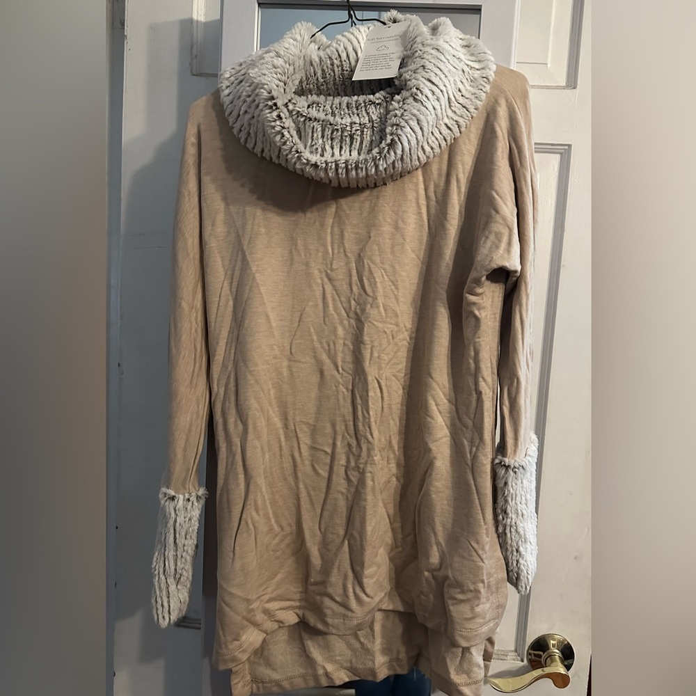 Soft surrounding shirt with faux fur collar and cuffs